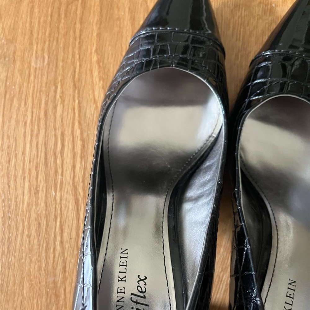 Anne Klein black pumps shiny 9.5